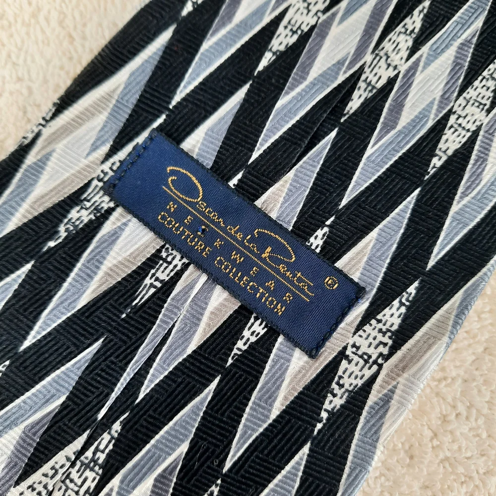 Oscar de la Renta Black and Silver Patterned Silk Men's Necktie - Picture 5 of 7